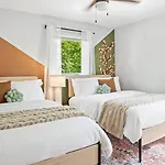 Holiday home 4bd Cozy Getaway | Eclectic, Central, Near Airport