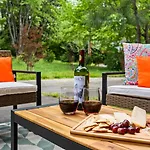 4bd Cozy Getaway | Eclectic, Central, Near Airport *