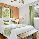 4bd Cozy Getaway | Eclectic, Central, Near Airport