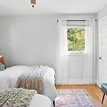 4bd Cozy Getaway | Eclectic, Central, Near Airport Holiday home