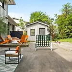 4bd Cozy Getaway | Eclectic, Central, Near Airport Holiday home