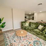 Uptown Luxe Retreat With Parking & Walk To City Center