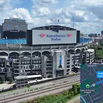 Uptown Luxe Retreat With Parking & Walk To City Center