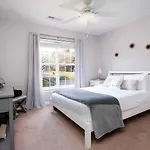 Holiday home Suburban Sanctuary In Charlotte, North Carolina