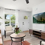 Stylish Queen Getaway In Camp North End Holiday home *