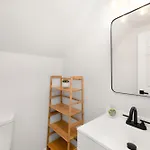 Holiday home Stylish Queen Getaway In Camp North End