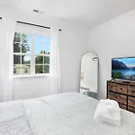 Stylish Queen Getaway In Camp North End Holiday home Charlotte
