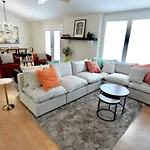 Spacious Dog-friendly Retreat Near Ballantyne