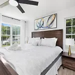 Stylish Queen Getaway In Camp North End Holiday home