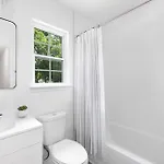 Stylish Queen Getaway In Camp North End