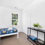 Stylish Queen Getaway In Camp North End *