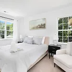 Stylish Queen Getaway In Camp North End Holiday home Charlotte