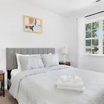 Holiday home Stylish Queen Getaway In Camp North End Charlotte