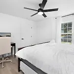 Holiday home Stylish Queen Getaway In Camp North End