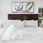 Stylish Queen Getaway In Camp North End Holiday home *