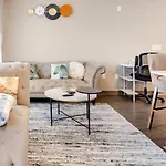 Apartment Cozy Uptown With Gym And Swimming Pool