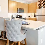 Apartment Cozy Uptown With Gym And Swimming Pool