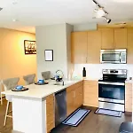 Cozy Uptown With Gym And Swimming Pool Apartment *