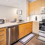 Apartment Cozy Uptown With Gym And Swimming Pool