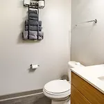 Cozy Uptown With Gym And Swimming Pool Apartment *