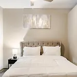 Cozy Uptown Apartment With Gym And Swimming Pool