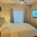 Gorgeous Uptown With Pool