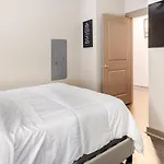 Cozy Uptown Apartment With Gym And Swimming Pool