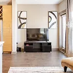 Cozy Uptown Apartment With Gym And Swimming Pool