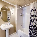 Stylish Noda Gem Hot Tub, Games And Walk To Dining Holiday home