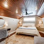Holiday home Stylish Noda Gem Hot Tub, Games And Walk To Dining *