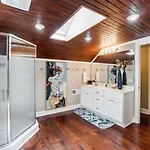 Stylish Noda Gem Hot Tub, Games And Walk To Dining Charlotte