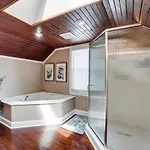 Stylish Noda Gem Hot Tub, Games And Walk To Dining