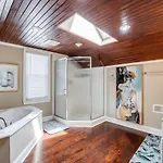 Stylish Noda Gem Hot Tub, Games And Walk To Dining Charlotte