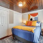 Stylish Noda Gem Hot Tub, Games And Walk To Dining Holiday home Charlotte