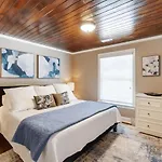 Holiday home Stylish Noda Gem Hot Tub, Games And Walk To Dining