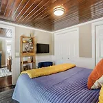 Stylish Noda Gem Hot Tub, Games And Walk To Dining