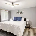 Spacious 2br 2ba Steps From Hospitals And Uptown Minimum 15 Days Or