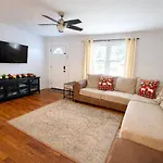 Charming 3 Bdrm In - 1 Mile To Uptown Holiday home