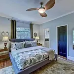 Elegant 2Br With Covered Patio