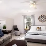 Suburban Sanctuary In Charlotte, North Carolina Charlotte