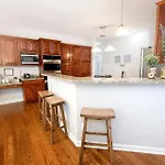 Suburban Sanctuary In Charlotte, North Carolina Holiday home *
