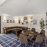 Holiday home 4 Kings-1 Queen-gameroom-lounge-luxury Home-4k1q2t