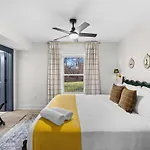 Holiday home 4 Kings-1 Queen-gameroom-lounge-luxury Home-4k1q2t *