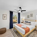 Holiday home 4 Kings-1 Queen-gameroom-lounge-luxury Home-4k1q2t