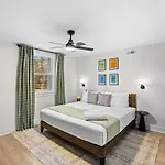 Holiday home 4 Kings-1 Queen-gameroom-lounge-luxury Home-4k1q2t