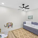 Holiday home 4 Kings-1 Queen-gameroom-lounge-luxury Home-4k1q2t