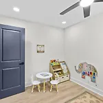4 Kings-1 Queen-gameroom-lounge-luxury Home-4k1q2t Holiday home Charlotte