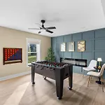 4 Kings-1 Queen-gameroom-lounge-luxury Home-4k1q2t Holiday home Charlotte