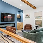 Holiday home 4 Kings-1 Queen-gameroom-lounge-luxury Home-4k1q2t Charlotte