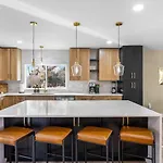 4 Kings-1 Queen-gameroom-lounge-luxury Home-4k1q2t Charlotte